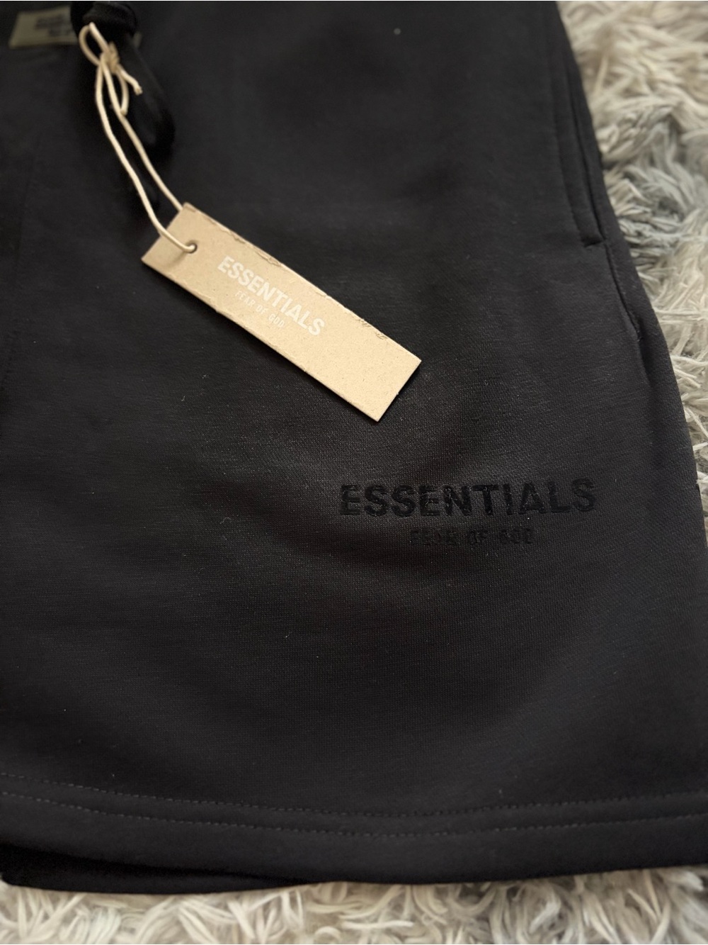Essentials Black - Picture 2 of 3